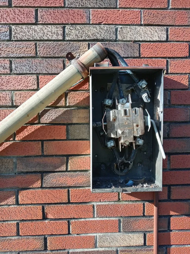Emergency electrician providing lighting installation in Cottontown, TN - Deaton Electric