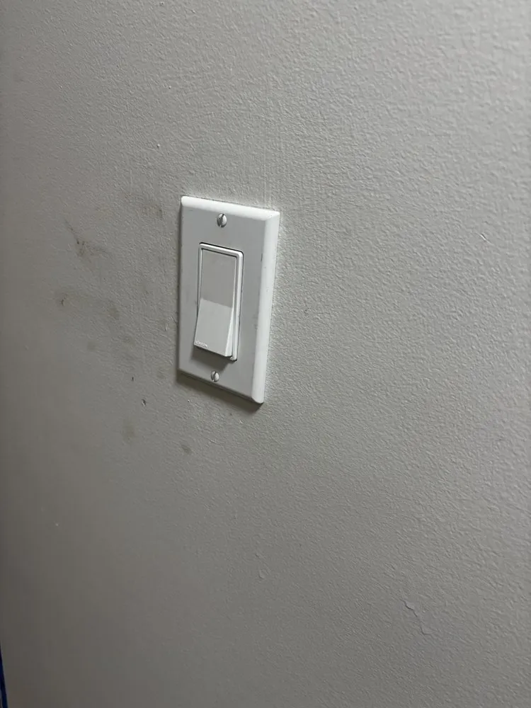 Licensed electrician providing circuit breaker repair in , 