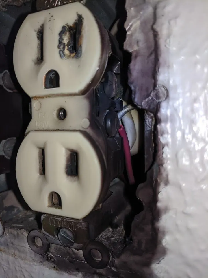 Affordable electrician providing circuit breaker repair in , 