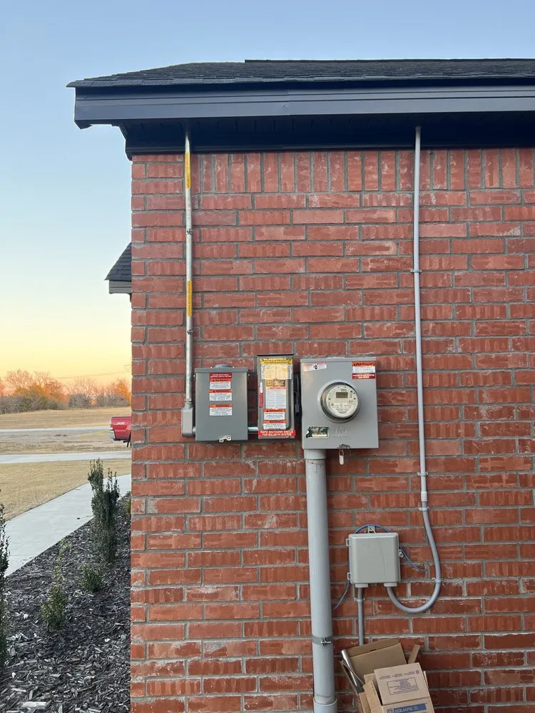 Emergency electrician providing wiring installation in , 