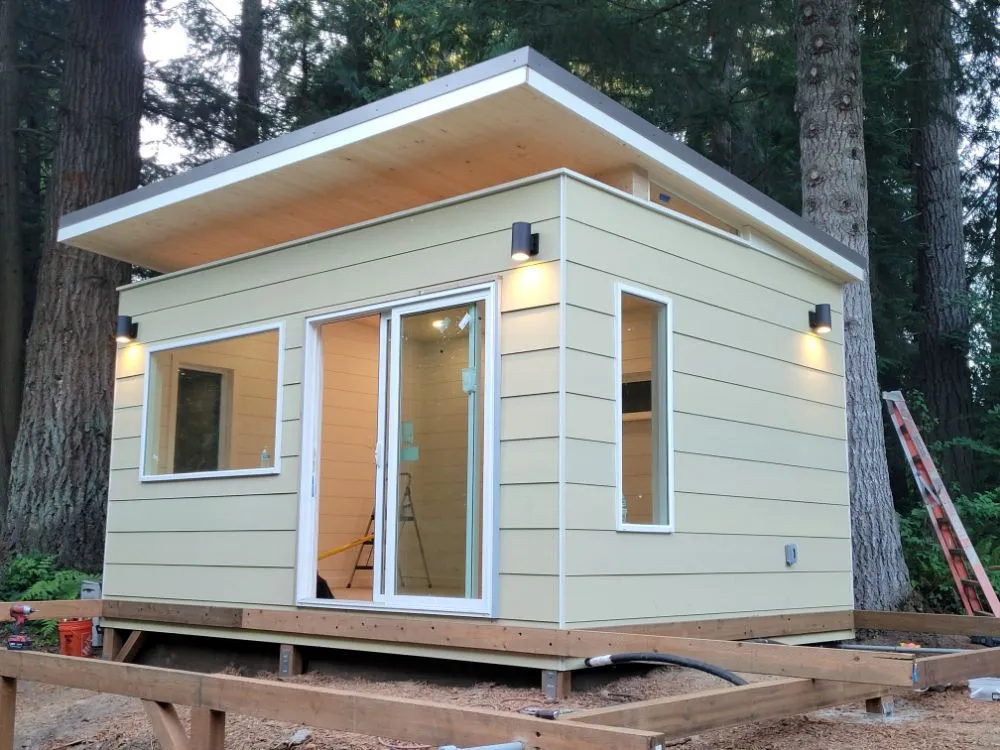 Licensed electrician providing electrical repair in , 