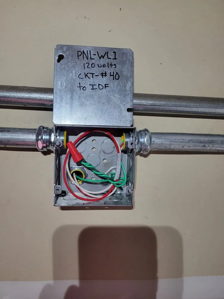 Emergency electrical service for homes in circuit breaker repair,  by 