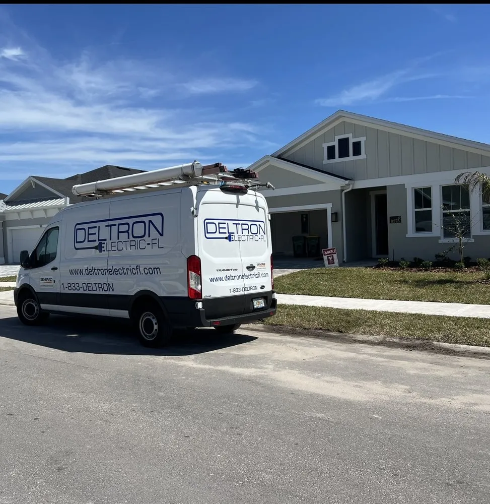 Licensed electrician providing electrical repair in , 