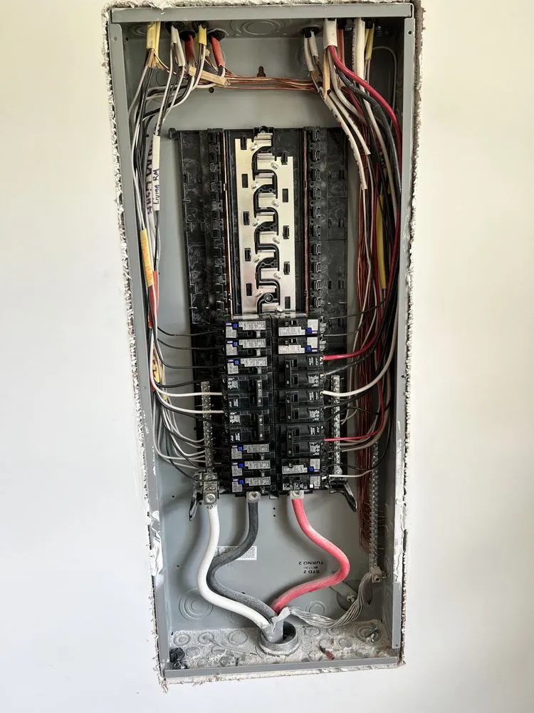 Licensed circuit breaker repair in Santee, SC by Deluxe Electric