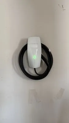 Deluxe Electrical Logo