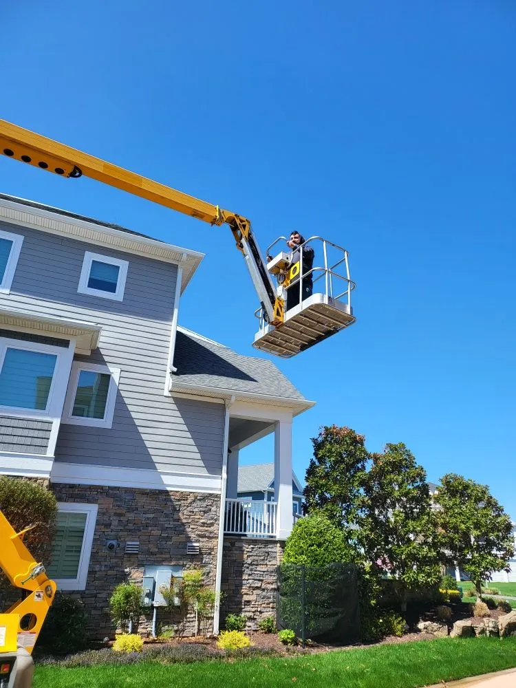 Emergency electrician providing lighting installation in , 