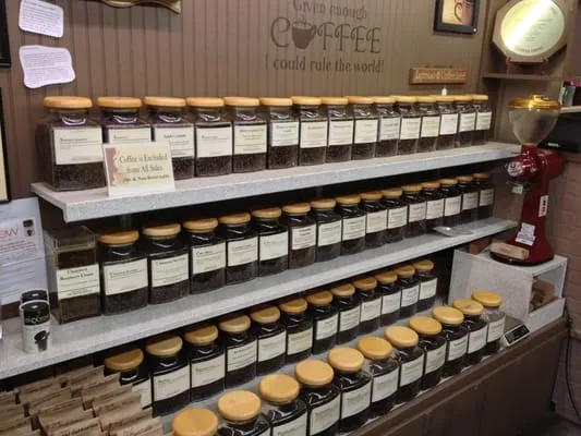 Dennie House Country Collectables Logo