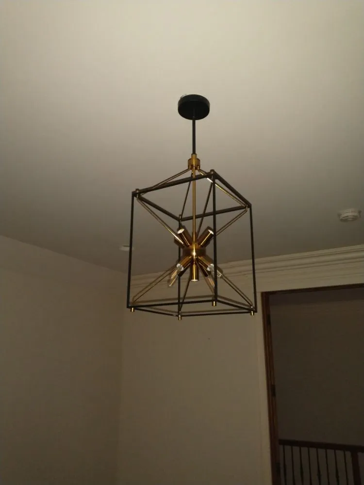 Licensed electrician providing electrical repair in , 