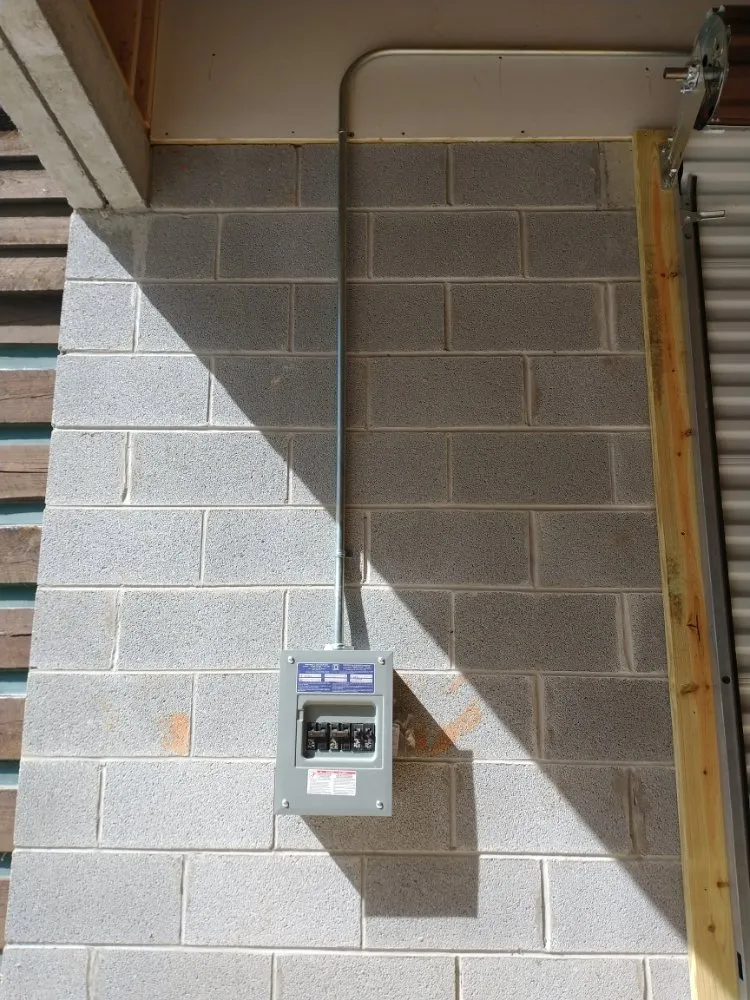 Professional electrician providing circuit breaker repair in , 