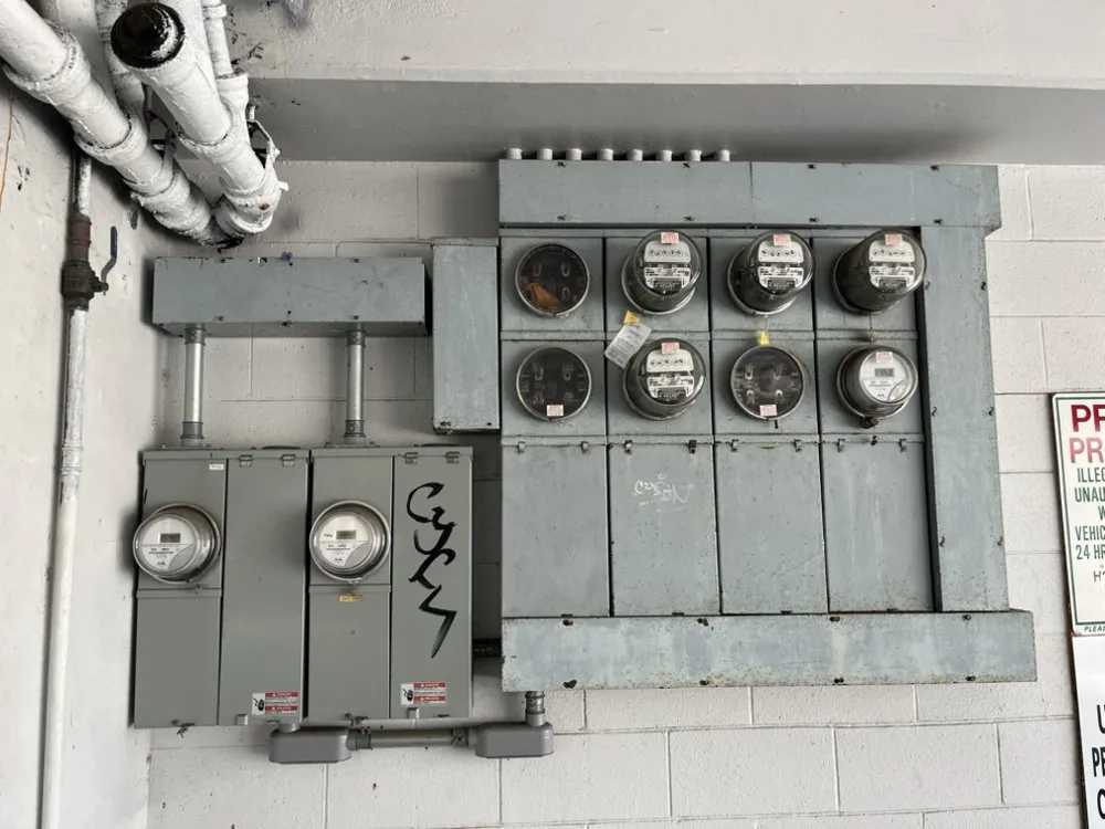Licensed electrician providing wiring installation in Urban Honolulu, HI - DEZ Electric