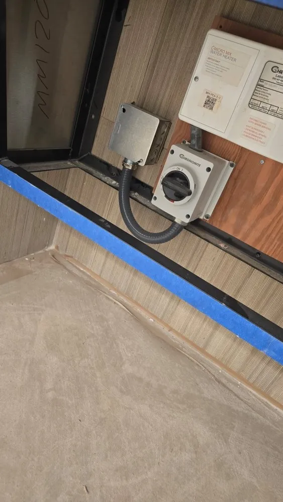 Emergency electrician providing circuit breaker repair in , 