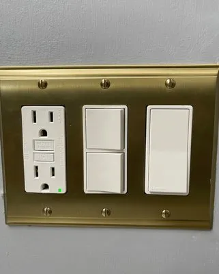 District Electrician Service Logo