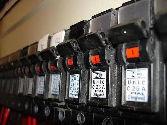 Divergent Electric Logo