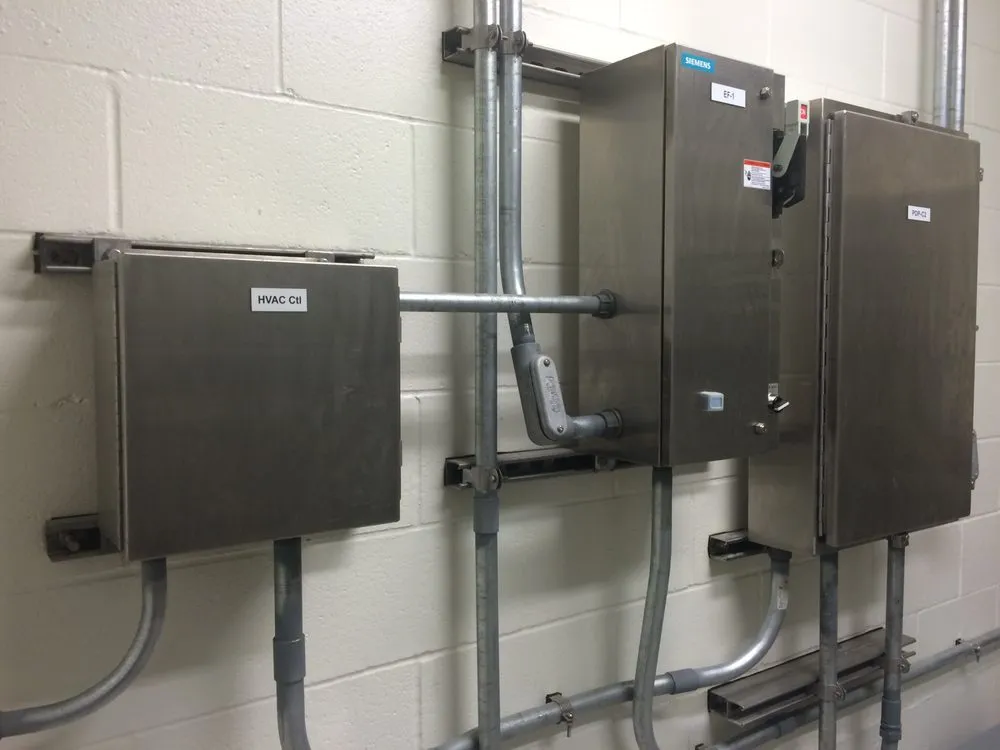 Licensed electrician providing emergency electrical service in , 