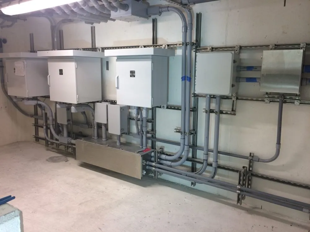 Emergency electrician providing electrical repair in , 