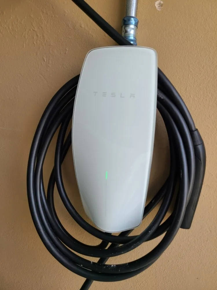 Expert outlet and switch repair in ,  by DKNG Development And Construction