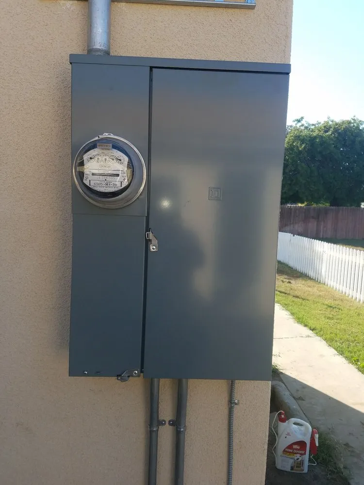 Emergency electrician providing emergency electrical service in , 