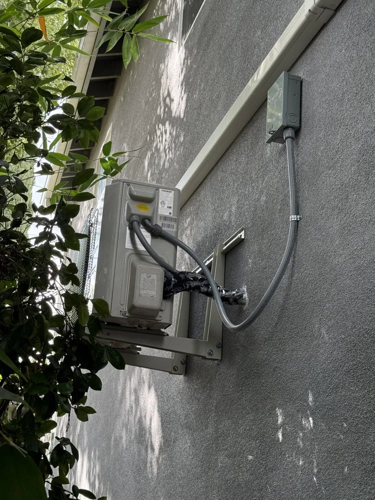 Certified electrician providing circuit breaker repair in , 