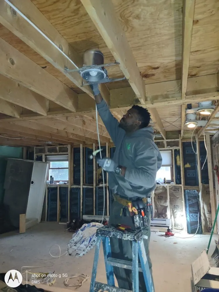 Licensed electrical service for homes in lighting installation, by