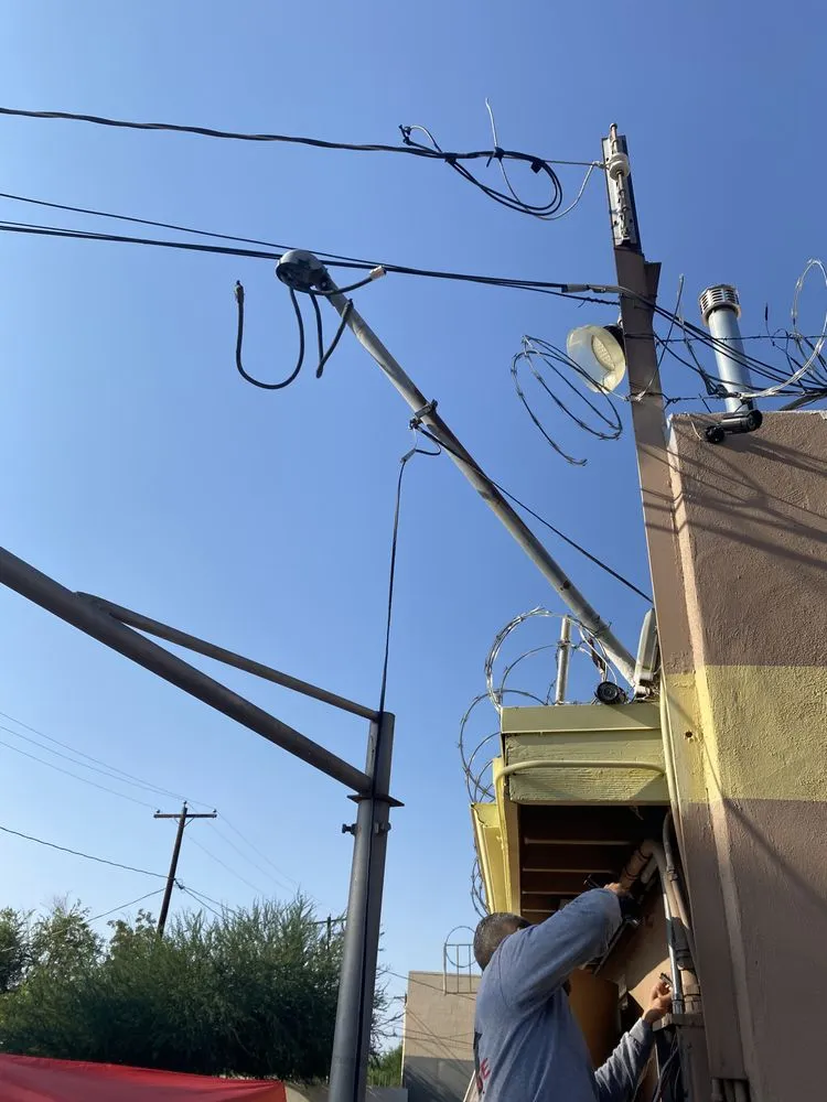 Emergency electrician providing lighting installation in , 