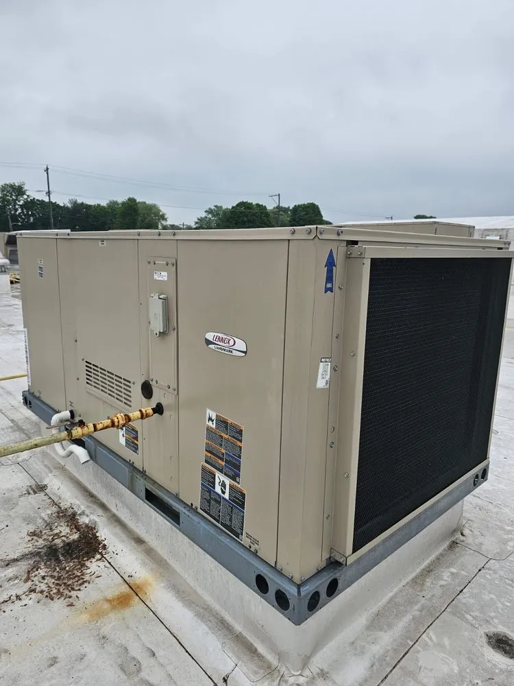 Licensed electrician providing circuit breaker repair in , 