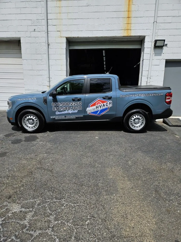 Licensed electrician providing electrical repair in , 