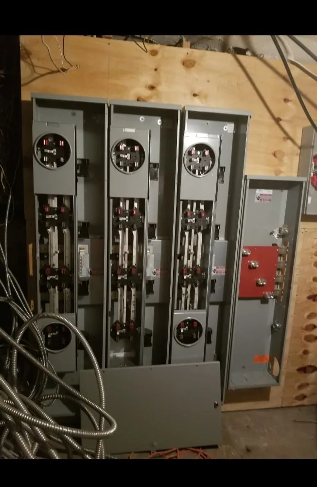 Professional electrician providing emergency electrical service in Flushing, NY - Double State
