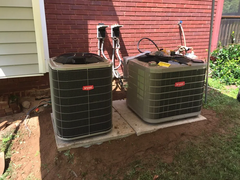 Emergency electrician providing circuit breaker repair in , 