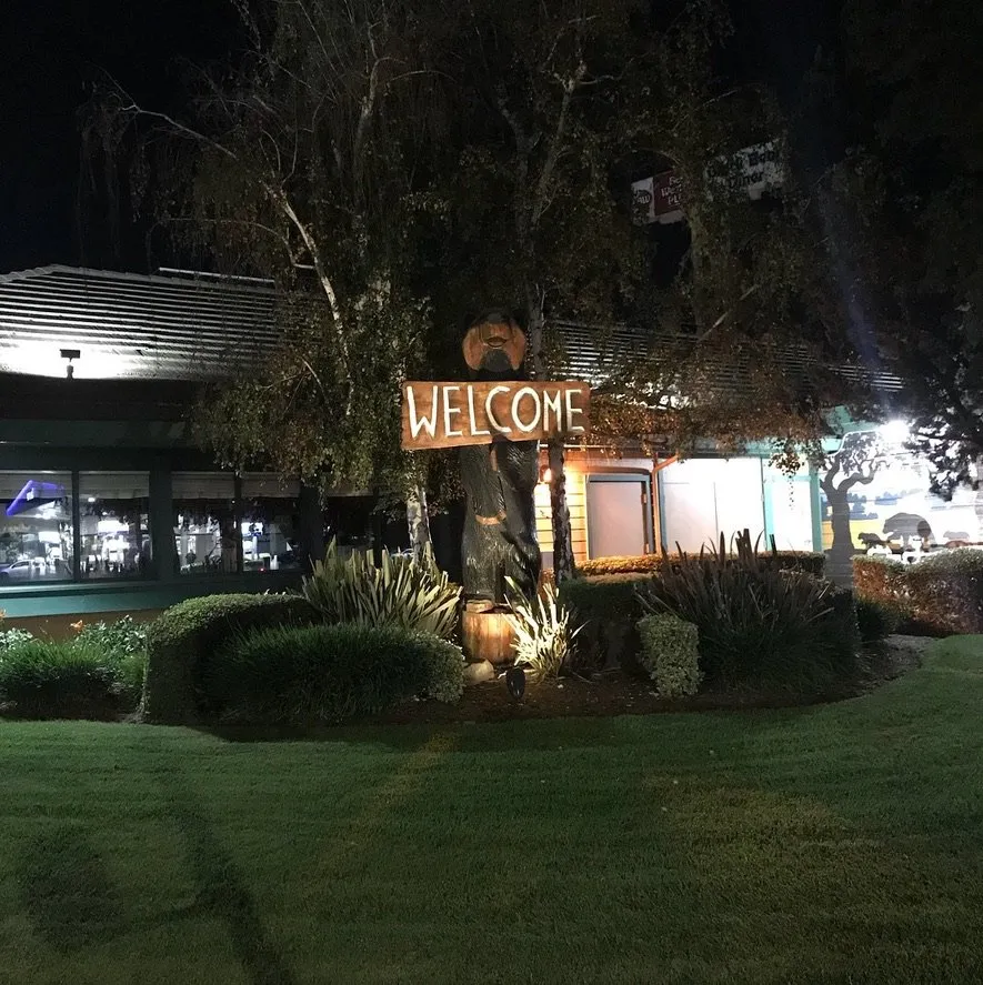 Emergency electrician providing emergency electrical service in , 