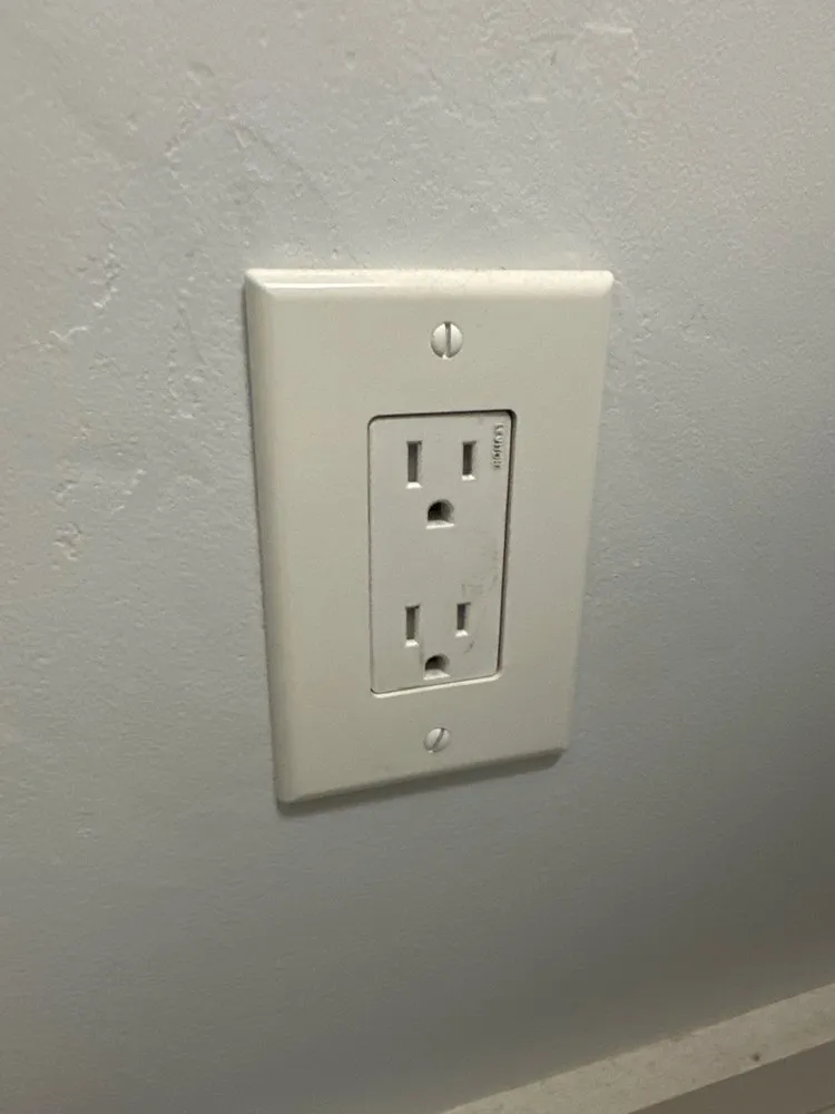 Licensed electrician providing emergency electrical service in , 