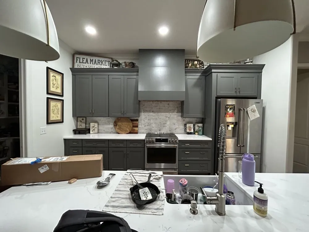 Expert electrician providing emergency electrical service in , 