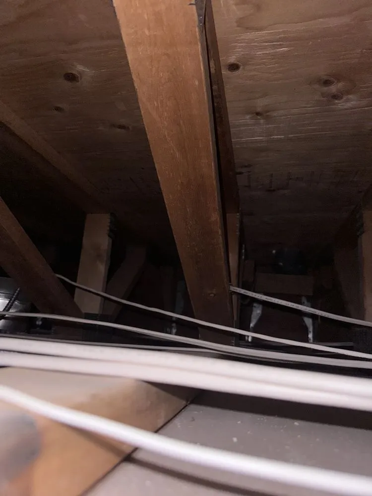 Licensed electrician providing emergency electrical service in , 