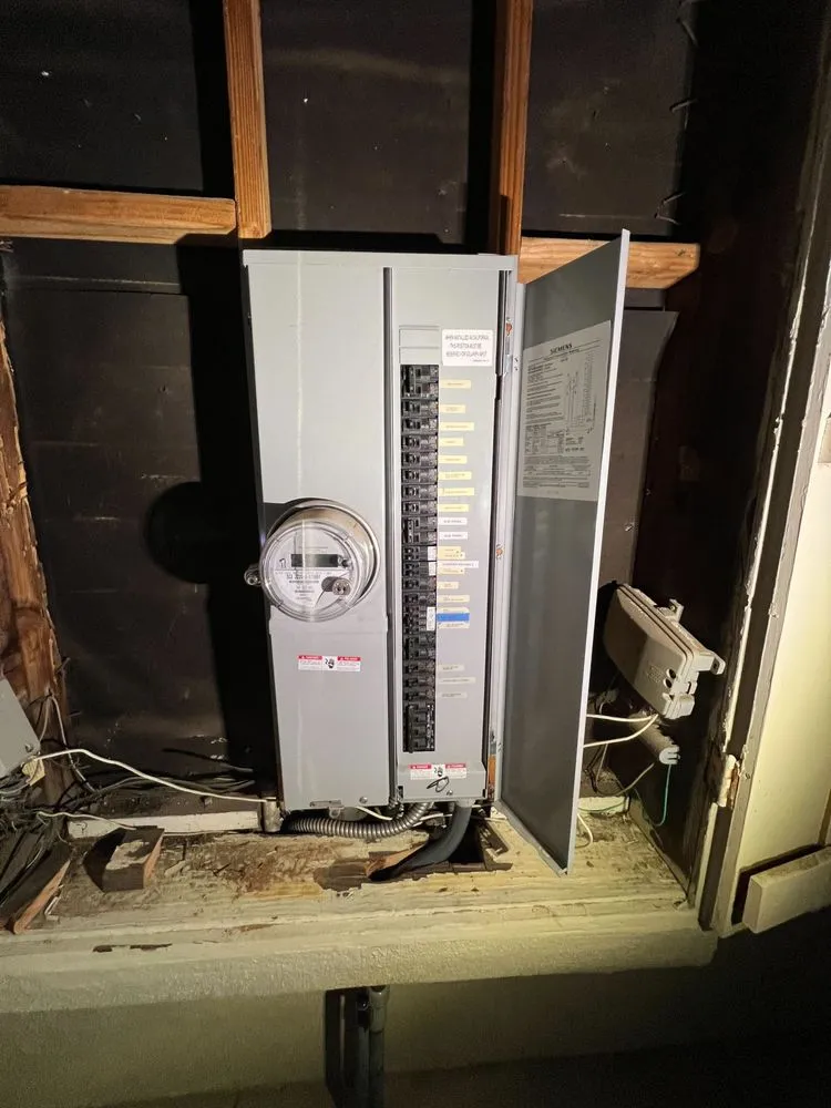 Emergency electrician providing electrical repair in , 