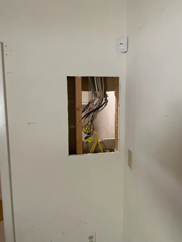 Licensed electrician providing circuit breaker repair in , 