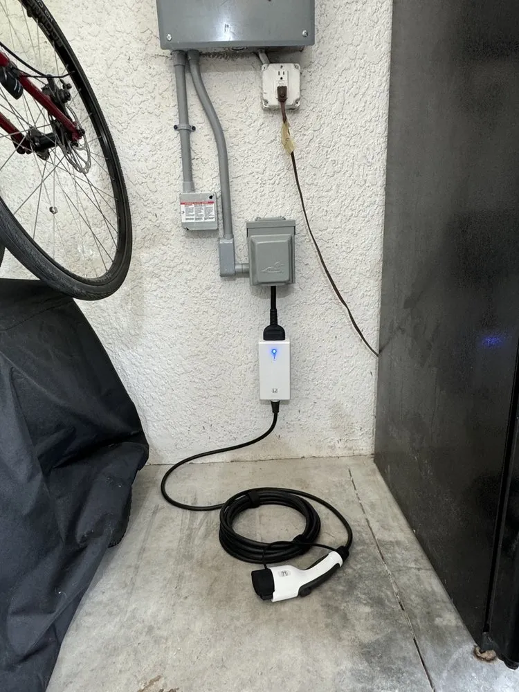 Affordable electrician providing circuit breaker repair in , 