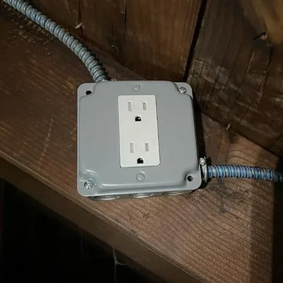 Dynamic Emergency Electrician Logo