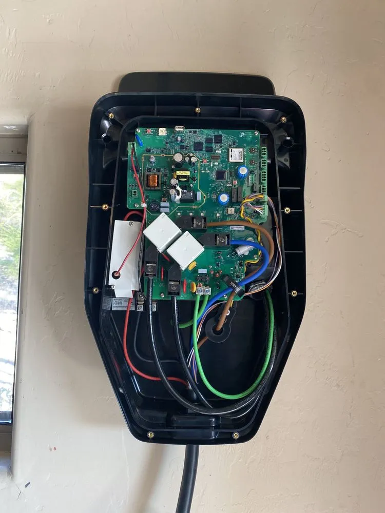 Professional electrician providing circuit breaker repair in , 