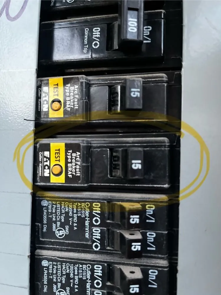 Emergency electrical service for homes in lighting installation, by