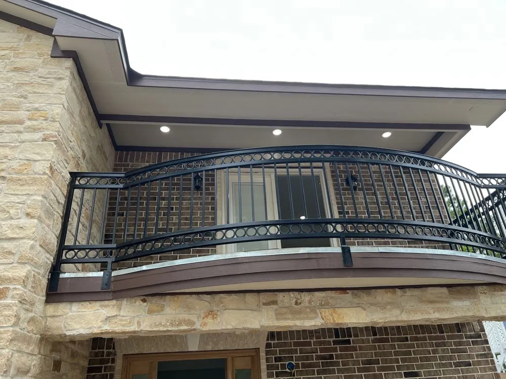 Licensed electrician providing circuit breaker repair in , 