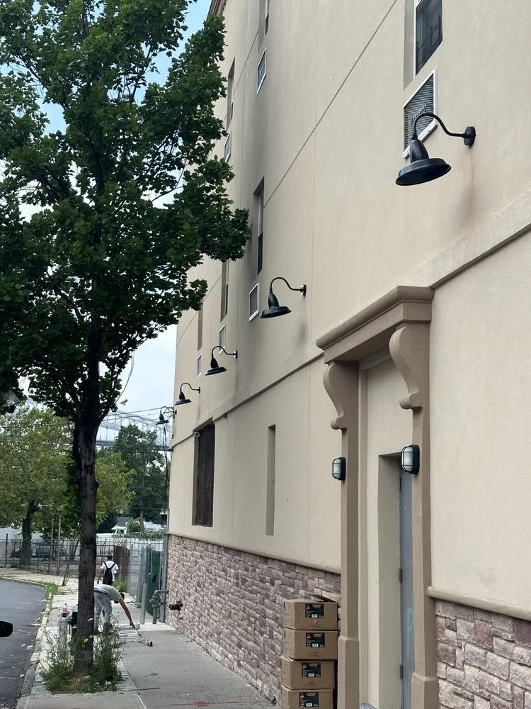 Expert electrician providing emergency electrical service in , 