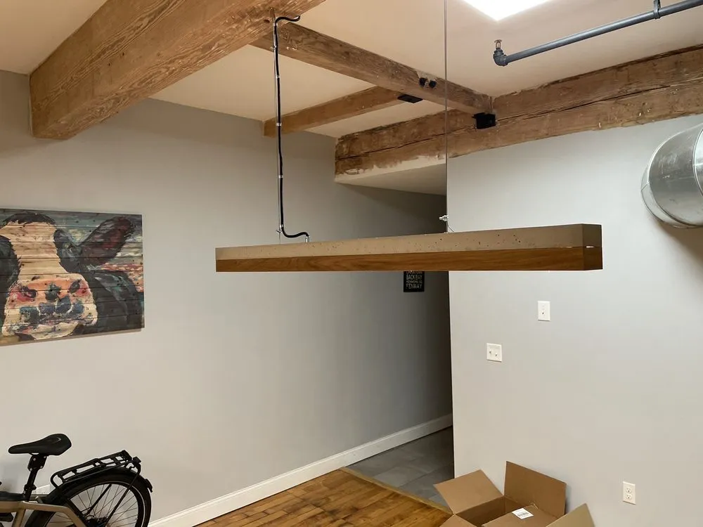 Licensed electrician providing emergency electrical service in , 