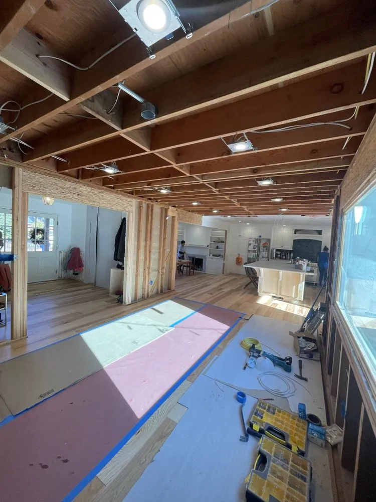 Affordable electrician providing electrical repair in , 