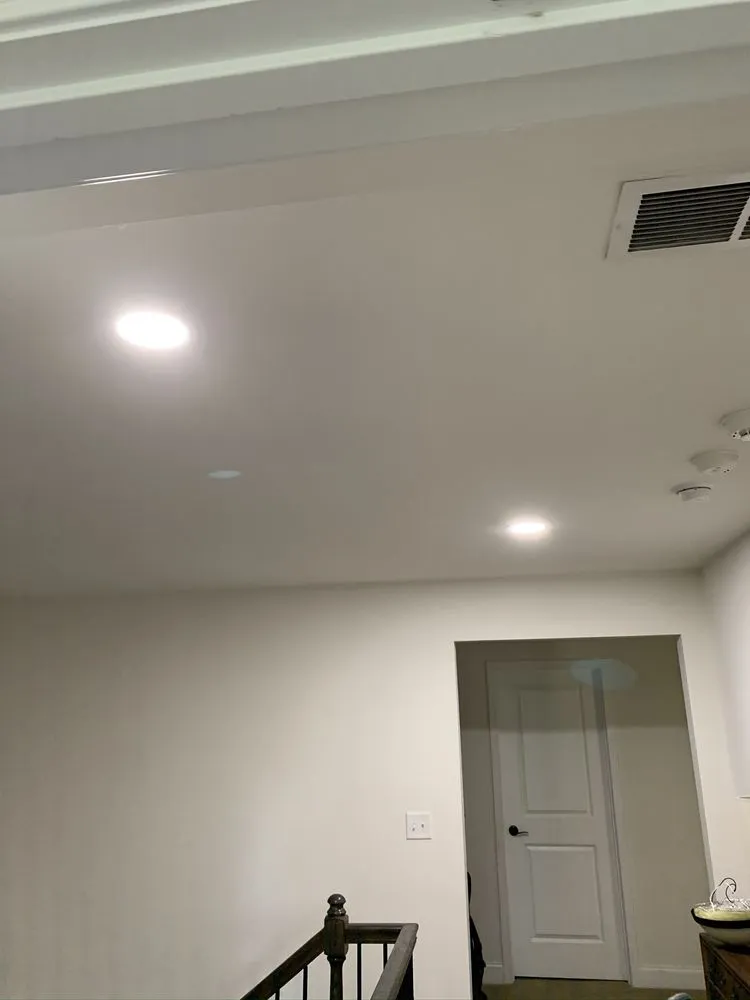 Licensed electrician providing electrical repair in , 