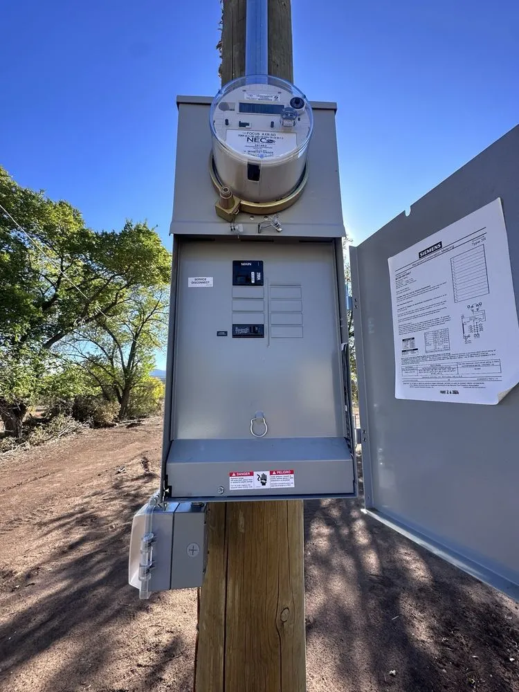 Licensed electrician providing electrical repair in , 