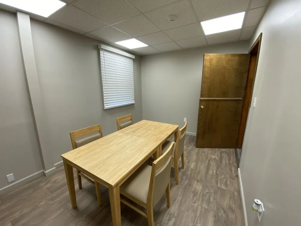 Certified electrician providing emergency electrical service in , 