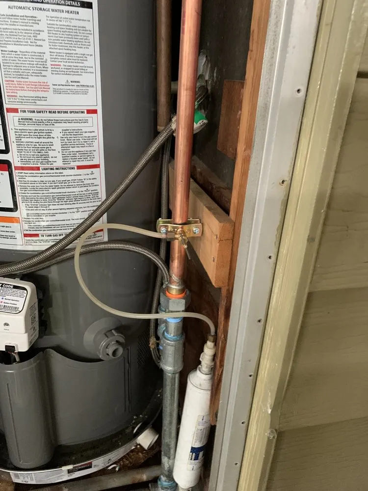 Licensed electrician providing electrical repair in , 