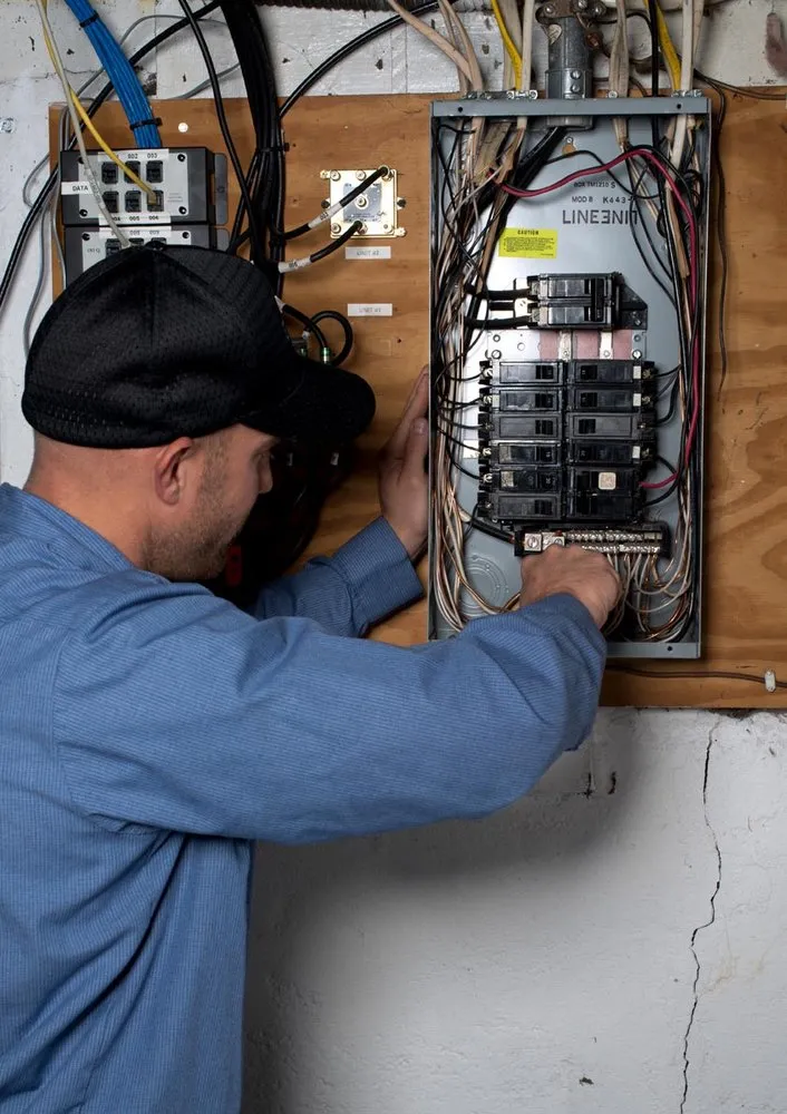 Licensed electrician providing circuit breaker repair in ,