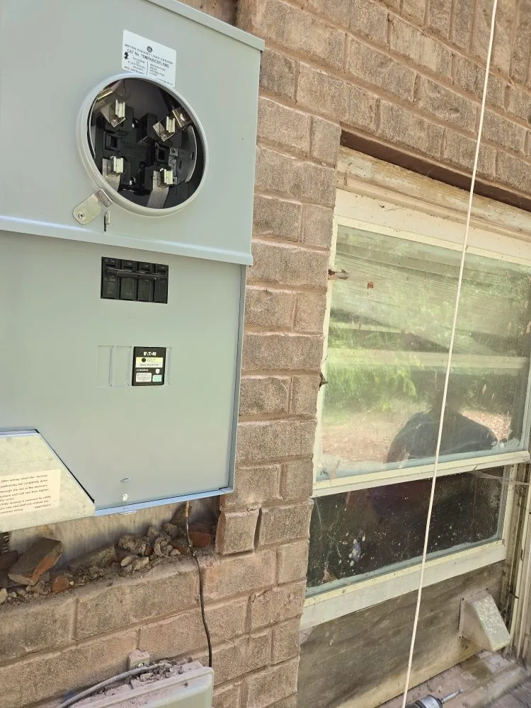 Professional electrician providing electrical repair in , 