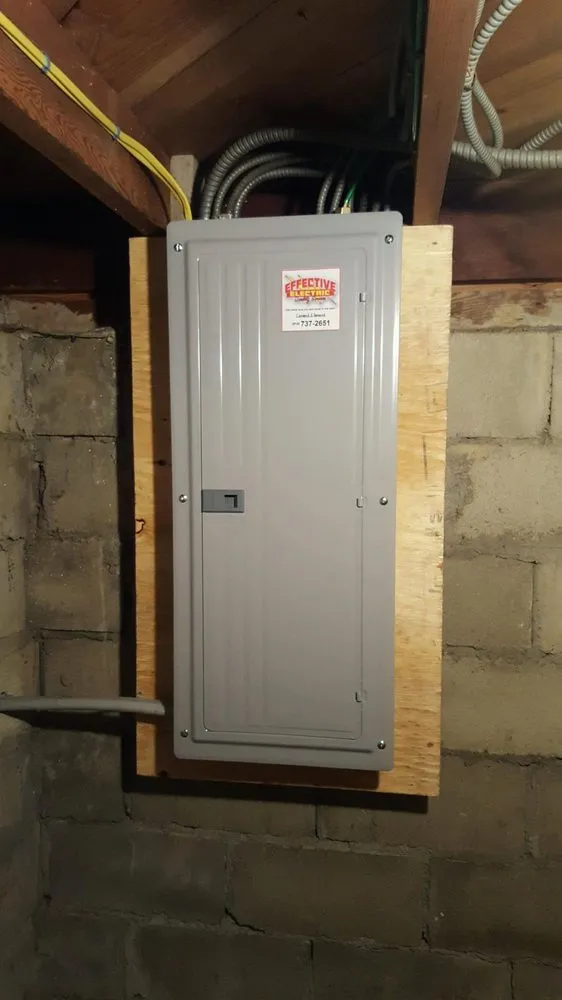 Affordable electrician providing circuit breaker repair in Cortlandt Manor, NY - Effective Electric