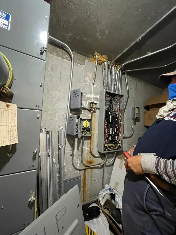 Licensed electrical repair experts serving Tarzana, CA - EL Electric